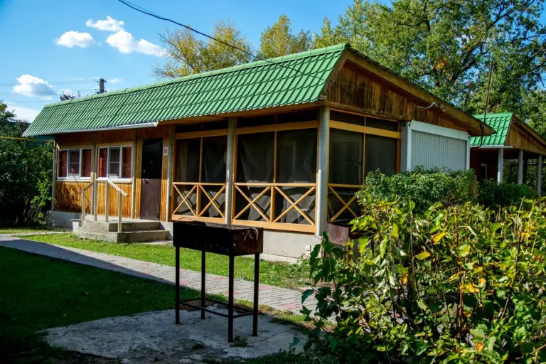 Четырёхместный домик с открытой верандой, таких несколько, Дом, Волгоград, Средняя Ахтуба