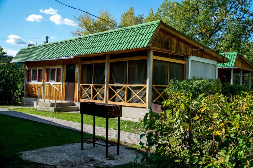 Четырёхместный домик с открытой верандой, таких несколько, фото 1