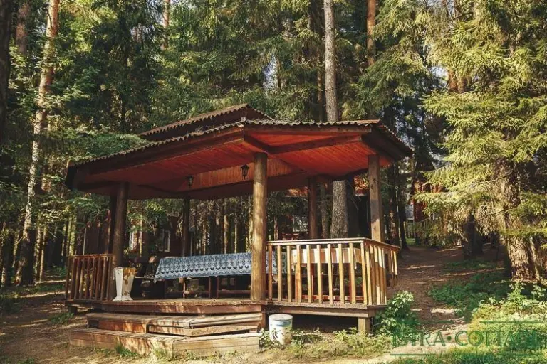 Уютные беседки у воды на базе отдыха Istra Cottage, Подмосковье