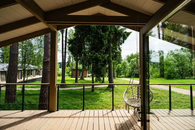 Дом «Каштан» 77 м² с кухней-гостиной и панорамными окнами до 6 гостей, фото 2