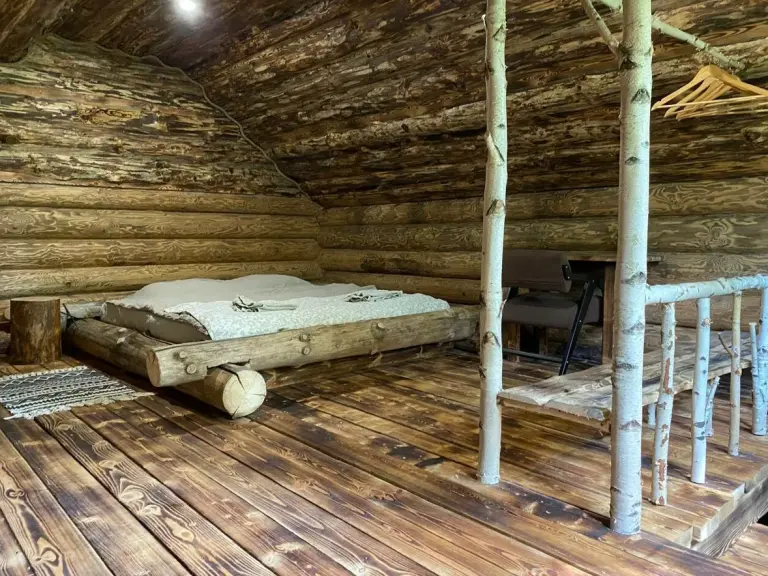 Лесной терем «Тесляра» 45 м² из старого бревна с балконом для двоих, фото 4