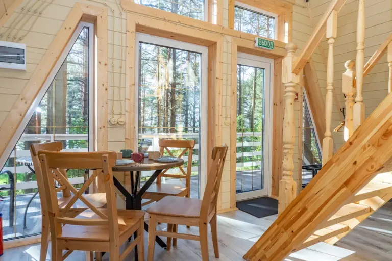 Семейный А-фрейм коттедж с панорамными окнами и террасой до 6 гостей, фото 2