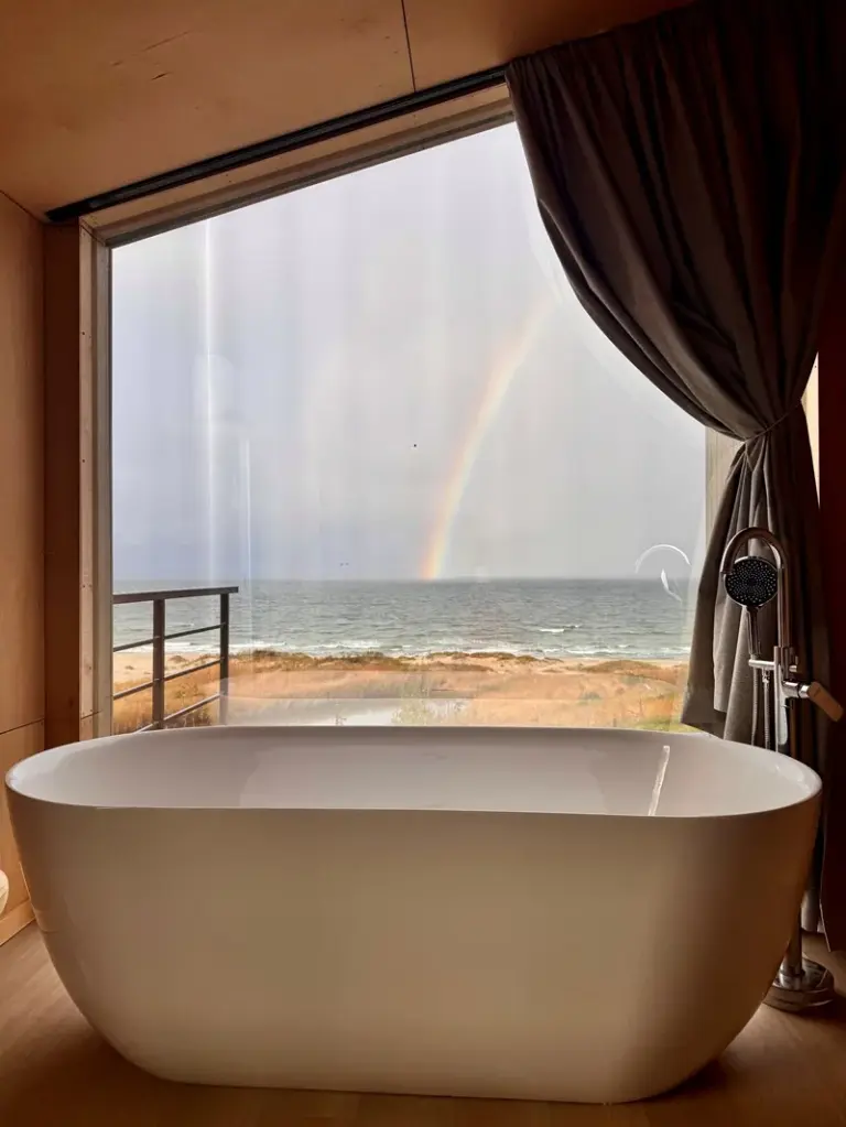 Лодж с ванной у панорамного окна на море для двоих, Глэмпинг, База отдыха AmoreBeach у моря в Янтарном