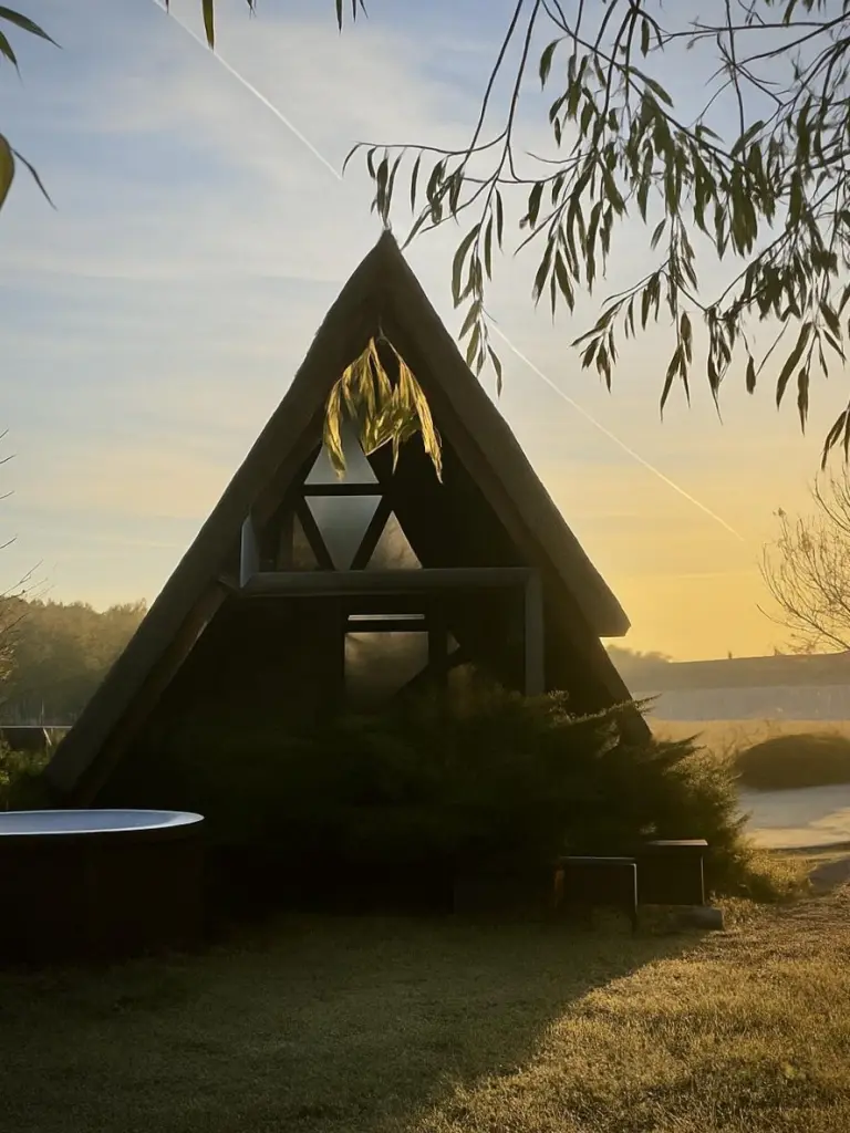 Шале A-frame у озера с купелью до 4 гостей, 3 одинаковых домика, Глэмпинг, Калуга