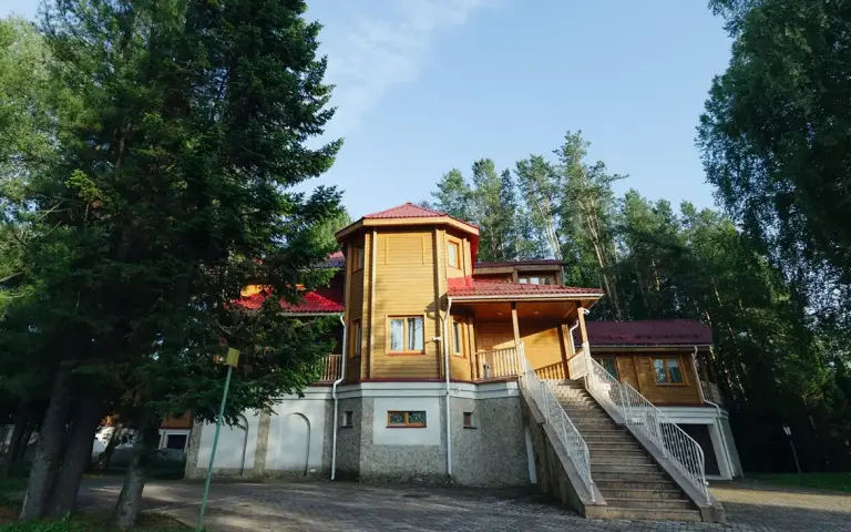 Трёхэтажный гостевой дом с баней и джакузи в сосновом бору до 10 гостей, Капитальные дома, Комплекс «Фантазия» на таёжном озере у Междуреченска