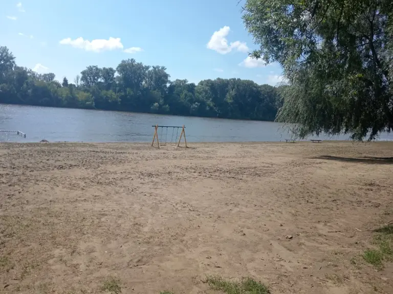 Пляж «Песчаный» на реке Уфе, Частная площадка