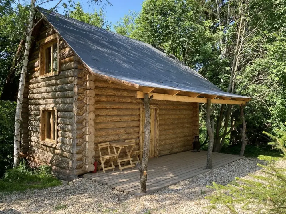 Лесной терем «Тесляра» 45 м² из старого бревна с балконом для двоих, фото 1