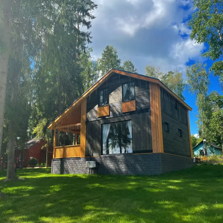 Двухэтажный Black House 120 м² с тремя спальнями, балконом и беседкой до 5 гостей, Дом, Подмосковье, Солнечногорск
