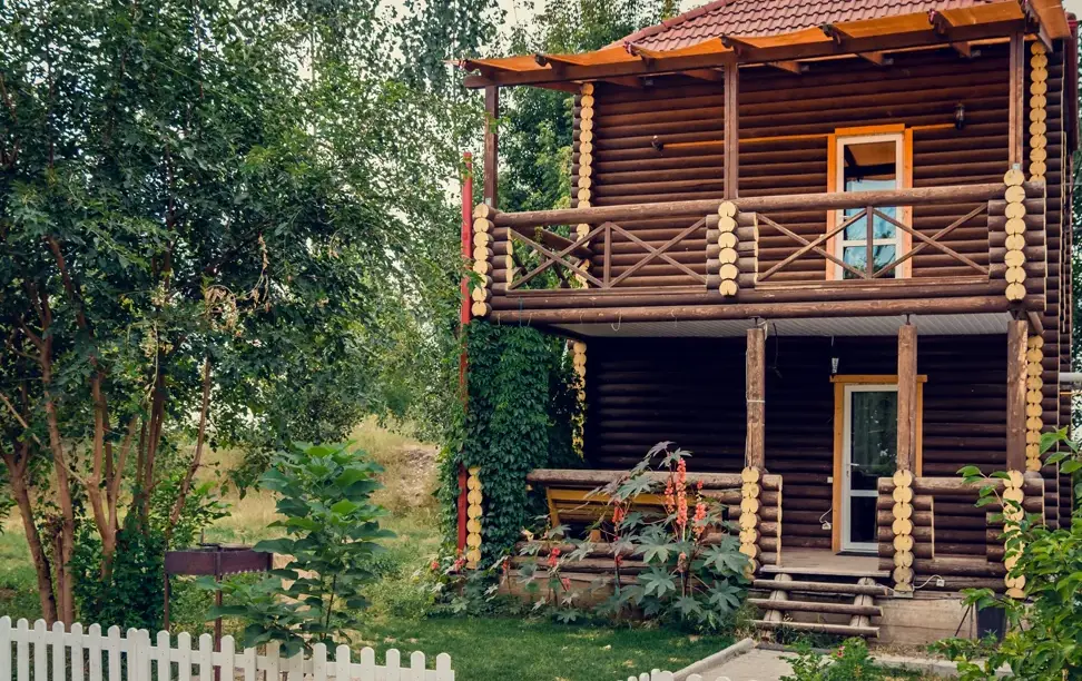 Бревенчатая «Изба» с балконом и мансардой, до 6 гостей, фото 1