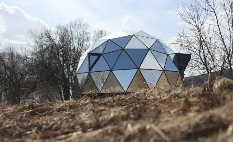 Зеркальная полусфера Neodome со стеклянным потолком до 4 гостей, Глэмпинг, Алтайский край, Катунь