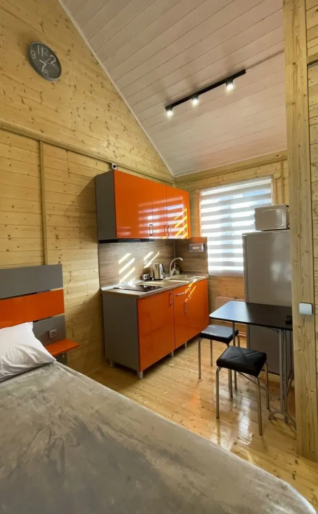 Маленький домик с кухней и крыльцом для пары, фото 4